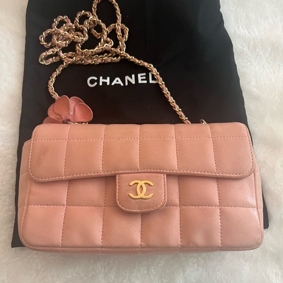 Authentic Chanel small Pink Lambskin crossbody/shoulder bag. - Picture 3 of 7